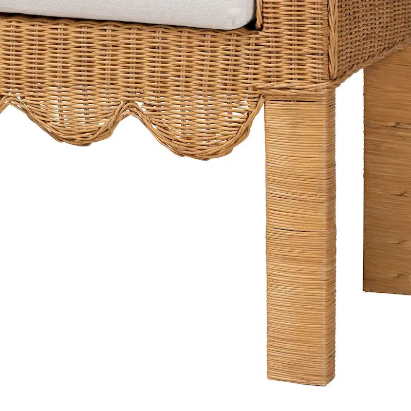 Banc en rotin naturel tressé à la main avec détails festonnés - Assise de style bohème ou campagnard pour entrée, chambre ou salon