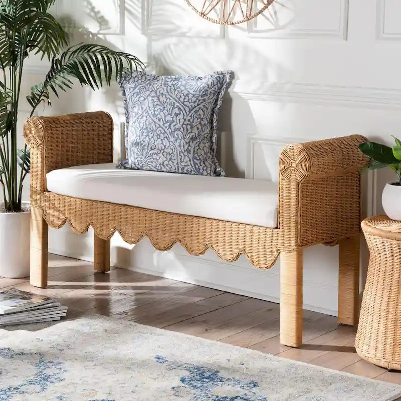Banc en rotin naturel tressé à la main avec détails festonnés - Assise de style bohème ou campagnard pour entrée, chambre ou salon