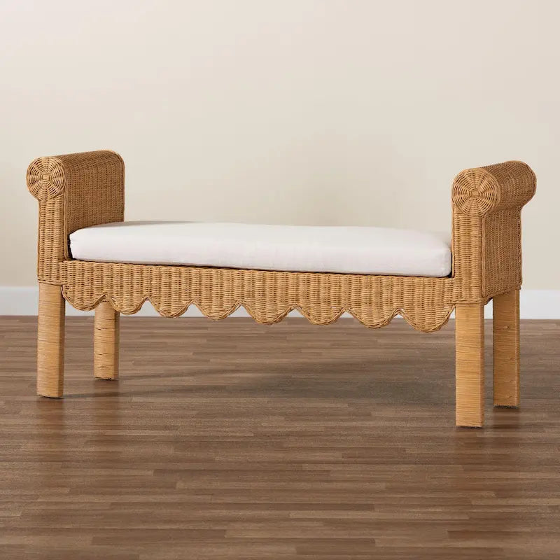 Banc en rotin naturel tressé à la main avec détails festonnés - Assise de style bohème ou campagnard pour entrée, chambre ou salon
